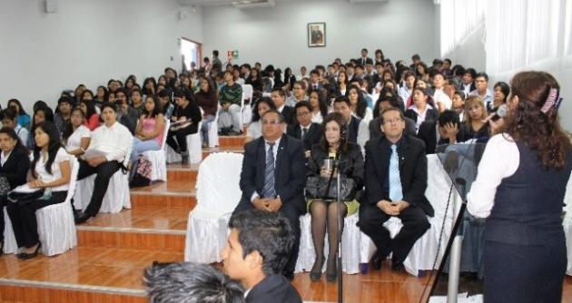 Tertulia vallejiana se realizó en el Aula Magna de UCV Chimbote.