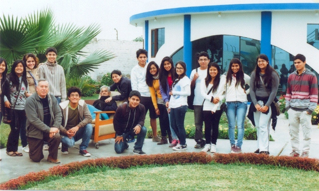 Jóvenes universitarios visitaron Hospicio Santiago Apóstol.