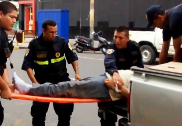 Chimbote en Línea.- Un humilde vendedor de marcianos de nombre Víctor Hugo Terrones Ramírez de 61 años de edad murió atropellado esta mañana en el Mercado La Perla de Chimbote. El chofer Freddy Cruz Llauri de 35 años perdió el control de su vehículo station wagon de placa de rodaje A8Q 160 y arrolló a este padre de familia que todos los días acudía a dicho mercado. Una unidad de rescate de seguridad ciudadana trasladó de emergencia al herido a la clínica San Pedro, pero lamentablemente el médico de turno in