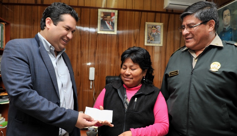 La humilde comerciante Olinda Ramírez quien encontró a la niña Vayoleth, recibió la recompensa de 20 mil soles.