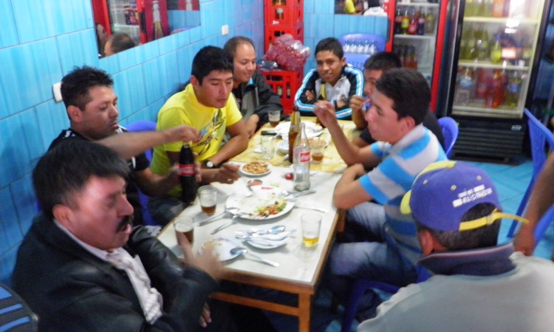 Aunque quisieron negarlo los efectivos de la Policía Judicial fueron sorprendidos por la prensa libando licor en un restaurante. Ellos utilizaron la camioneta de la institución para trasladarse. (Foto: Lindberg Cruzado)