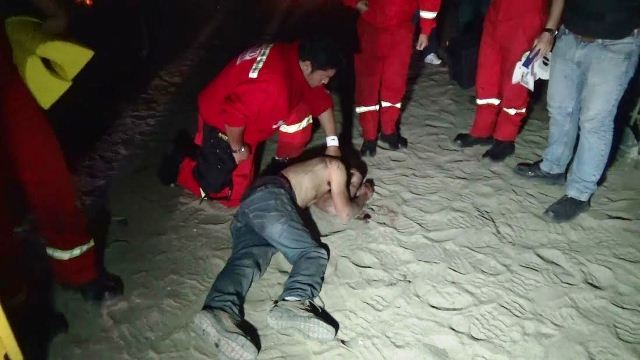 Bomberos llevaron a la víctima al hospital.