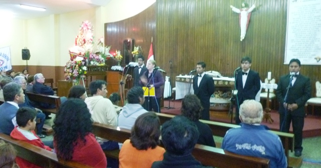 Quinteto de jovencitos chimbotanos que sorprenden con sus voces como tenores y barítonos.