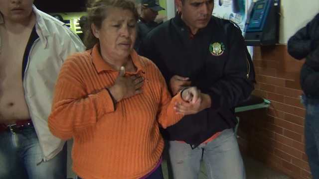 Irma Vargas Meléndez asustada tras impacto de bala en su chompa.