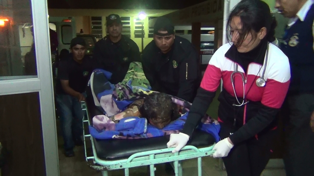 Cuando era trasladada al Hospital Regional contó que cuando despertó vio su casa en llamas.