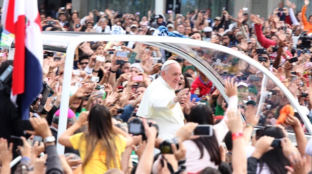 Un tercer aspecto notable de Francisco en Río es su invitación a los jóvenes a "armar lío".