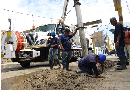 obreros-sedapal-trabajan