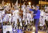 César Acuña encabezó anoche mitin en plaza central de Chimbote.