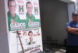 Jesús Gordillo denunció que pegaron afiches de propaganda electoral en su fachada, sin su consentimiento.