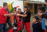 Arturo Torres Calderón en una caminata por los pueblos jóvenes de Chimbote.
