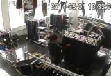 Las cámaras de vigilancia captan el preciso momento en que esta mujer sustrae ropa de los estantes de una céntrica tienda.