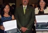 Ex jefa del Pronaa-Chimbote (a la derecha) cuando fue premiada por buena práctica en gerencia pública.