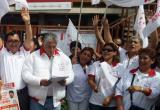 Carlos Lóez (izquierda) candidato a alcaldía de Nuevo Chimbote junto a líder de ANDEMAR.