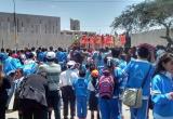 Los alumnos del colegio "Argentino" celebraron sus actividades de aniversario en la calle.