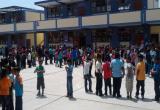 Fiesta con niños y niñas en el colegio "Javier Heraud" de Santa.