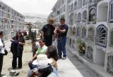 Como es tradicional cientos de chimbotanos acudieron al cementerio Divino Maestro para recordar a sus seres queridos fallecidos.