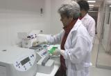 En el moderno laboratorio de genética de la UNS se realizó la primera extracción de ADN.