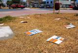 Volantes estaban dispersados por todas las cuadras de la avenida Pardo.
