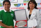 El candidato Walter Soto condecoró a la escritora neochimbotana Maritza Rodríguez.