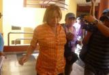 Momentos en que la cuestionada funcionaria edil, Lourdes Sandoval, escapa de la prensa.