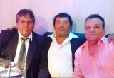 Roberto Bocanegra (al medio) acompañado de sus compañeros de trabajo.