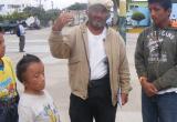 Don Pablo Valdiviezo y sus tres nietos podrían ser desalojados de su vivienda.