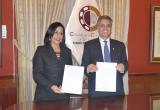 Mónica Gismondi, directora de Perú en Línea, y el doctor Hermes Escalante, presidente de la Cámara de Comercio de La Libertad.