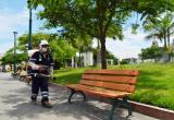 Jornada inició ayer. La Plaza de Armas de Nuevo Chimbote fue una de las primeras zonas fumigadas.