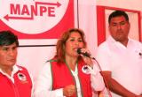 Giovanna Villanueva el día que inauguró su local junto al líder del MANPE.