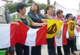 Mujeres participando en lavado de banderas contra la impunidad en Áncash.