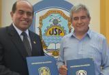 Alberto Pérez de la USP y Luis Poma, co-director de Chimbotenlinea.com, tras firma de alianza entre ambas instituciones.