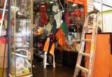 Los ladrones robaron en las tiendas Nº 140 y 141 de venta de ropa de vestir.