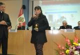 Directora de Chimbote en Línea recibe el premio en nombre de todo el staff del diario digital.
