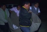 Momentos en que los agentes policiales retiran el cuerpo de Evelyn Alexandra Aybar Cáceres.