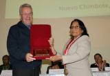 Padre Matías recibió plato recordatorio de manos de rectora de la UNS.