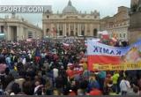 Peregrinos de todo el mundo acompañaron hoy a la canonización de Juan Pablo II y Juan XXIII.