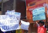 Los pobladores de Samanco denuncian fraude en las elecciones municipales. Esta vez protestaron frente a la sede del JEE del Santa.