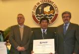 Autoridades de la PUCP entregaron reconocimiento a director del colegio Mundo Mejor.