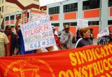 Dirigentes vecinales y obreros de construcción civil marcharon en protesta por no culminación de obras.