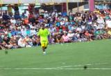 El jugador de la franja, Ronaldinho Alvarado, fue sorprendido jugando en un campeonato barrial. Haciendo caso omiso a la advertencia del entrenador. (Fotos: cortesía Club José Gálvez)