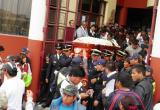 Féretro de trabajador edil fue llevado al Palacio Municipal.