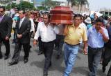 Momentos en que el cuerpo del extinto Ezequiel Nolasco es trasladado a la Iglesia Catedral de Nuevo Chimbote, donde se ofició una misa de cuerpo presente.