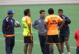 El director técnico de José Gálvez, Nolberto Solano, dando órdenes a sus tres volantes.