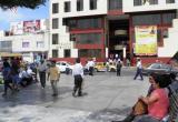 Trabajadores ediles cerca al palacio municipal, esperaban a sus compañeros para salir a celebrar.
