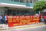 Representantes de los trabajadores y de la empresa Gerdau en reuniones.