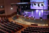 Impresionante y moderno auditorio del Centro Cultural de la UNS.