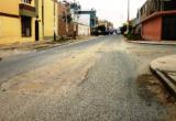 Así lucen las calles de la urbanización Santa Rosa hoy, tras cuatro años desde que fue levantada la carpeta asfáltica precisamente para ejecutar el cambio de redes de desagüe. (Foto: Mónica Gismondi)