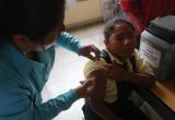 Vacunación se están realizando en colegios públicos y privados y centros de salud. foto: larepublica.pe