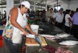 Hoy las amas de casa y público en general llenaron el desembarcadero artesanal de Chimbote, que empezó a atender desde las 5 a.m.