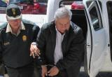 El vacado vicepresidente regional Florencio Roman es conducido por la P0licía Judicial hasta la sede de la carceleta. (Foto Huarazenlinea.com))